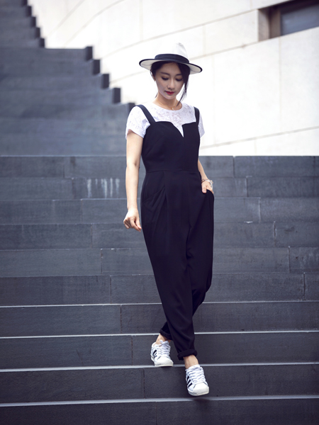 原子霏全新街拍写真