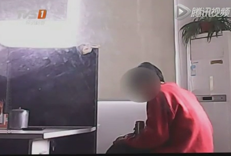 男子把口水吐在女同事水杯里摇匀 女子不知还称好喝