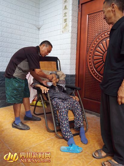 老太想落叶归根被狠心儿拒门外屋檐下搭地铺（图）