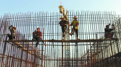 道县体艺馆工地建筑工人抢抓工期