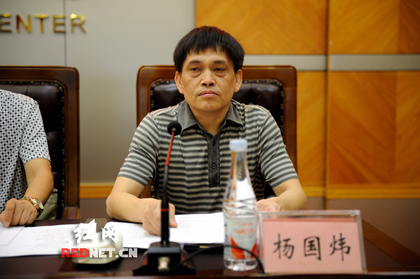 (红网副总编辑《时评之道》主编杨国炜讲述了新书策划的意义和编写