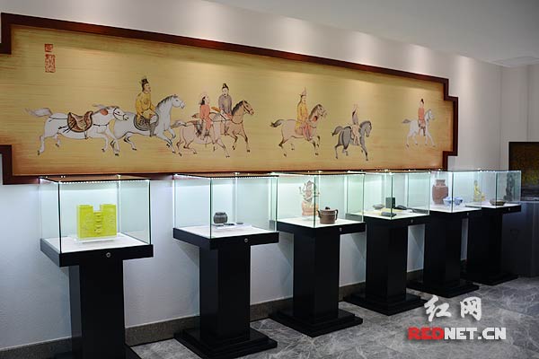 各类古董、字画、珠宝玉器等在公司进行会展