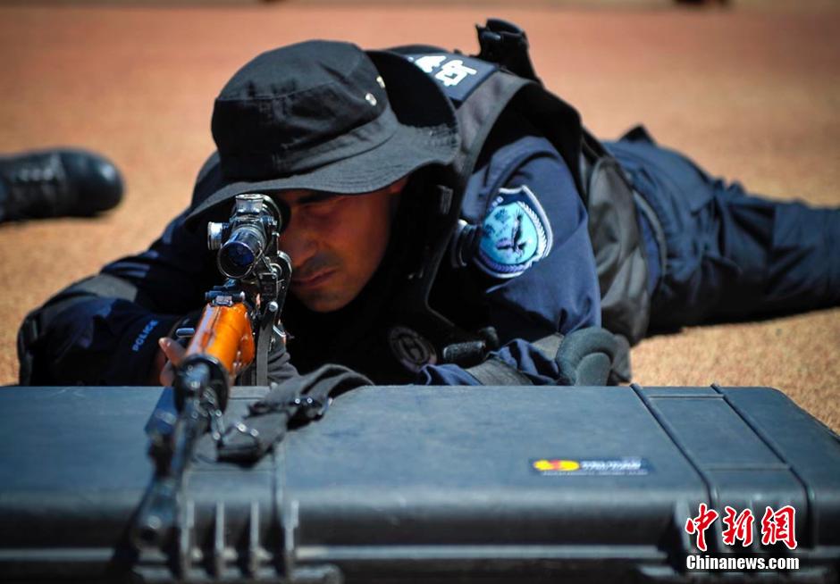 烈日下乌鲁木齐特警狙击小组进行耐高温训练