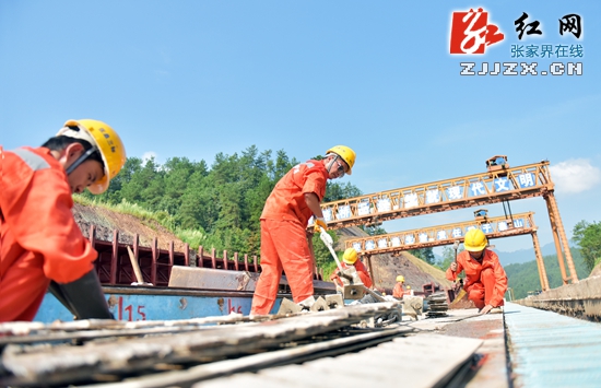 省总工会为张家界市一线职工“送清凉”