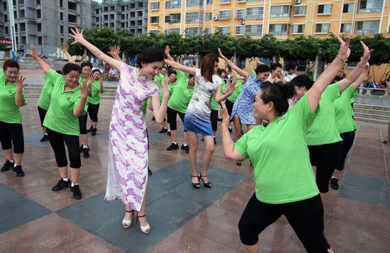 图为旗袍美女与市民跳舞瞬间。[!--empirenews.page--]