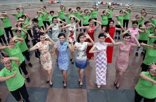 据了解，这首《擦亮你的眼》MV由威海市委宣传部、威海市公安局和威海市文广新局联合出品，威海“黑胖胖”组合倾情演出，其使用威海本土方言演绎，糅合近年来警方现实案例，为大家揭示了网络诈骗、电信诈骗、接触性诈骗等多种诈骗手段，并以幽默诙谐的剧情和语言展示出多种防骗技巧。[!--empirenews.page--]