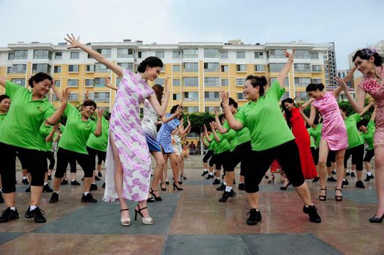 图为旗袍美女与市民跳舞瞬间。[!--empirenews.page--]