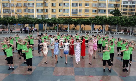 山东威海，十几名身穿旗袍的长腿美女模特在广场上与市民一起大跳广场舞。近日，一首以防诈骗为题材的原创威海方言说唱MV《擦亮你的眼》在当地非常火爆，大街小巷、公园广场里每天都在循环播放这首广场舞“神曲”。