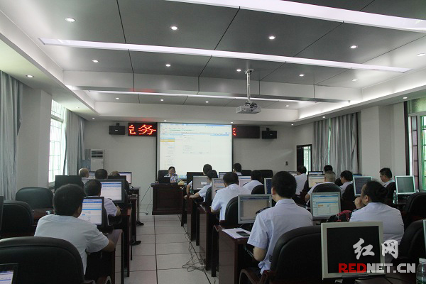 泸溪地税干部进行金税三期上级操作模拟演练。