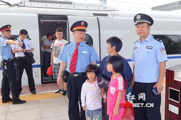 李老太心里的一块石头落了地，赶紧在长沙南火车站下了车，乘坐G285次列车于当天18时许，返回新化南站与孙女团聚。