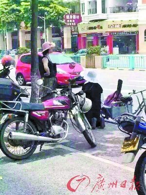 阿姨骑三轮车刮花轿车当街下跪求少赔点（图）