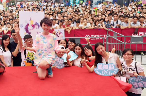 长沙妹子黄雅莉陕西签售 专辑被歌迷抢购一空