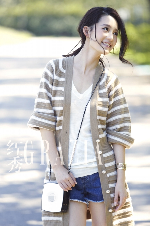 李沁笑容明澈清新优雅