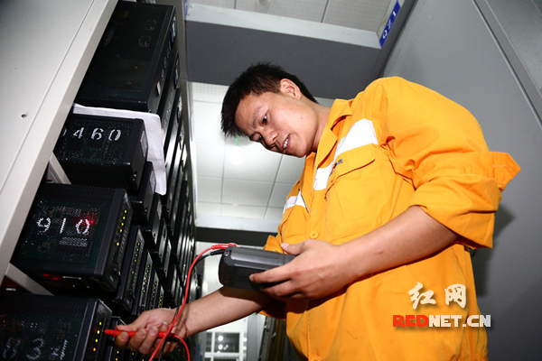 技术人员正在测试并调整轨道电压。摄影 陈晓伟
