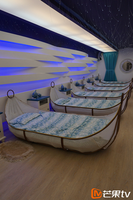 地中海风格、映射在蓝色灯光下的女生床