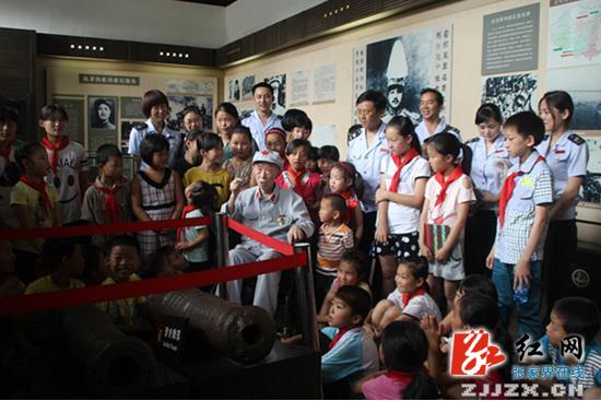 桑植县国税局邀请老红军开展“三严三实”暨红色教育活动（图）