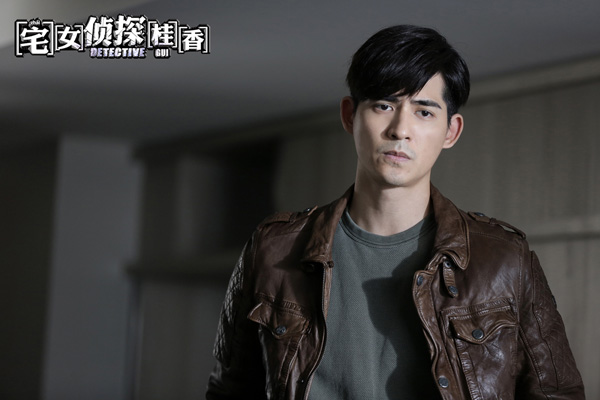 阿哲（周渝民饰）对案情若有所思