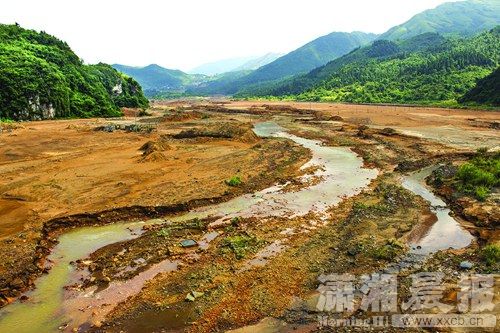 8月12日，郴州市临武县甘溪河畔，裸露的河床上沉积了大量尾砂。图/潇湘晨报记者 辜鹏博 实习生 王名阳