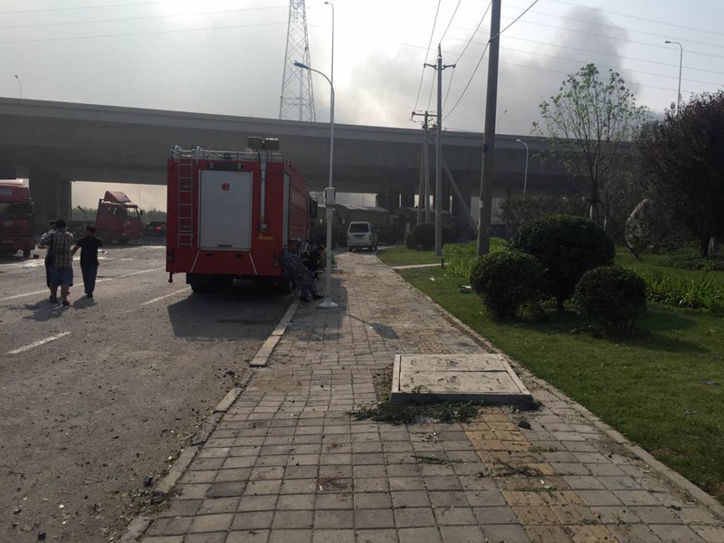 现场有大量消防官兵和消防车组织救援。人民网记者潘旭海 摄