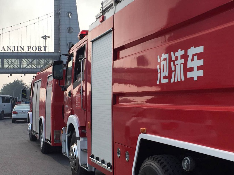 天津港外救援的消防车。人民网记者潘旭海 摄