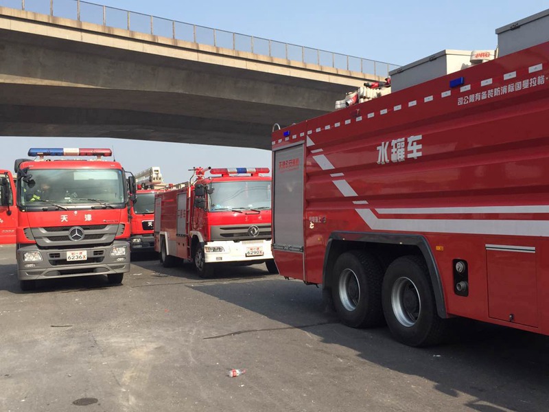 天津港外救援的消防车。人民网记者潘旭海 摄
