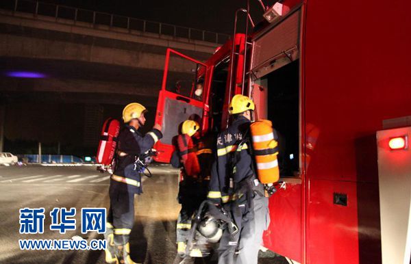 8月13日晚，天津市公安消防总队官兵准备赴爆炸核心区开展扑救工作。新华社发（王浩博 摄