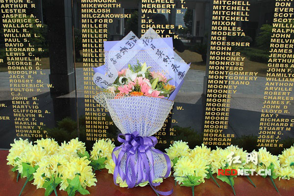 在飞虎队纪念馆，报道组为抗日英烈献花，表达敬仰之情
