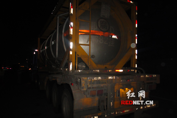 超载危运车被岳阳高速交警拦停