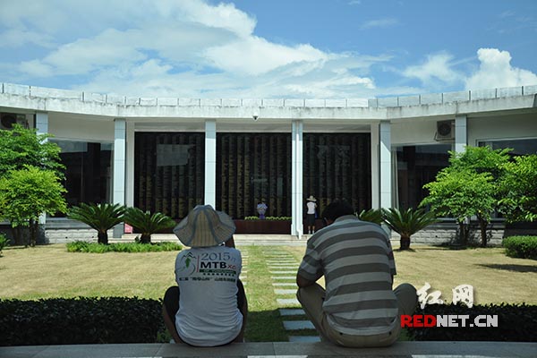芷江飞虎队纪念馆内，有一整面“英烈墙”，刻着为中国抗战胜利献出生命的近2000多位外国友人的名字