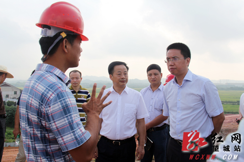 望城区委副书记,区长孔玉成(右一)调研芙蓉北大道建设情况