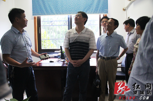 省统计局纪检组长张小华(左二)一行参观高塘岭街道统计站.