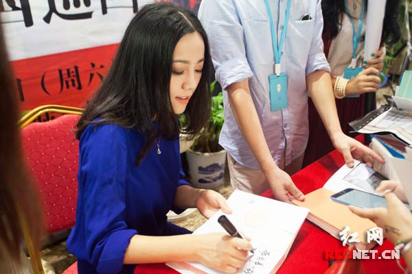 8月15日下午，湖南畅销书作家夏七夕携作品《长痛长爱》在湖南图书城签售。