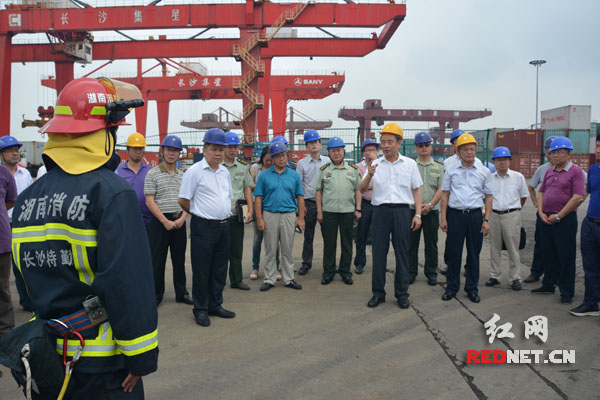 湖南省副省长戴道晋[黄色安全帽右二]在长沙港督查危化品安全生产工作。