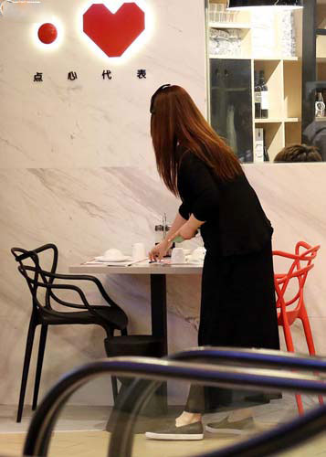 苟芸慧赴点心店收拾碗筷