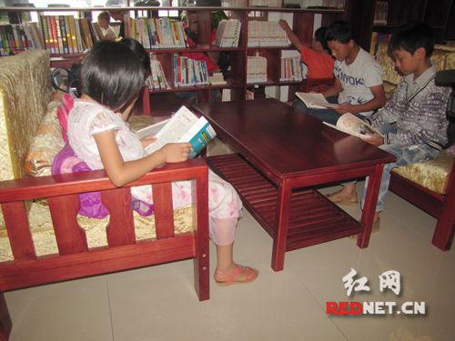 来自湘乡翻江农村的孩子们正在书吧阅读