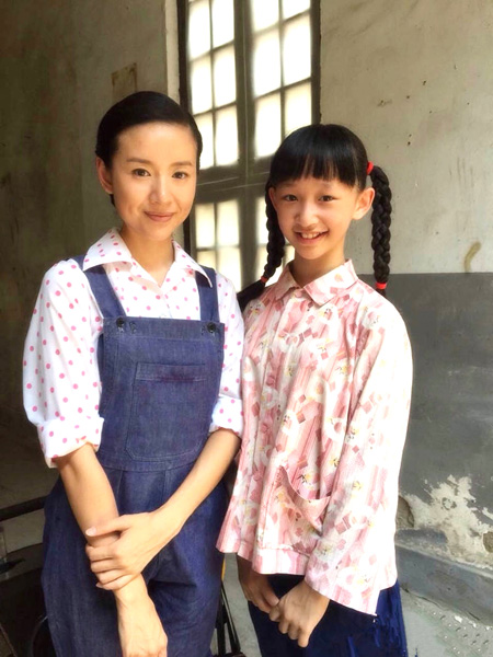 董洁与工作人员合影