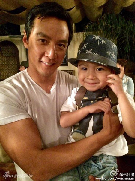 吴彦祖抱伍仕贤萌娃