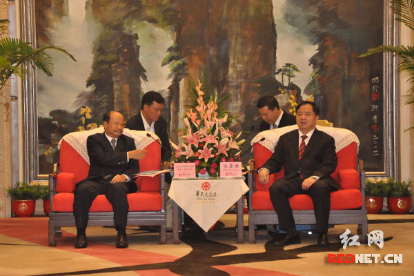 省委常委、常务副省长陈肇雄[右]会见老挝新闻文化旅游部副部长查林·瓦林拉沙[左]。