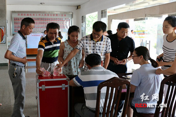 街道机关和村（社区）干部职工捐款