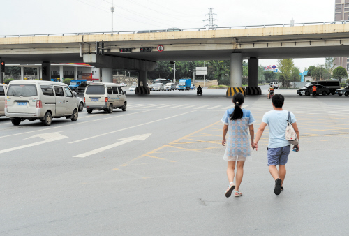 福元路与东二环线交界处因没设置人行横道红绿灯，市民过马路得小心翼翼。长沙晚报记者 石祯专 实习生 喻紫蕊 摄影报道