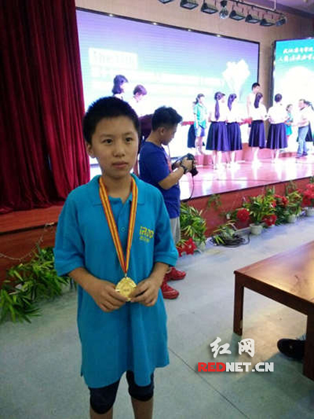 学生李佳倚荣获小学组挑战赛项目金牌，且另获小学组机器人探索月球教育组项目一等奖