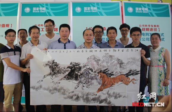8月15日，省、娄底市书画名家深入冷水江市供电公司送文化
