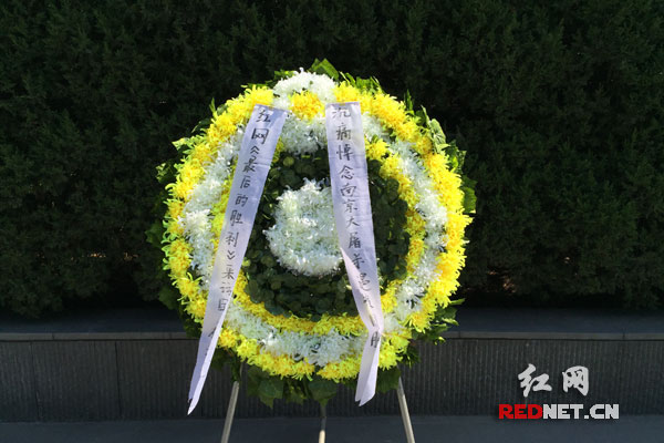 红网《最后的胜利》采访团记者向南京大屠杀纪念馆敬献花圈。
