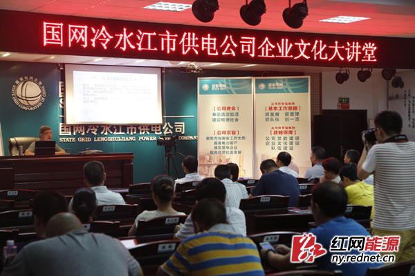 湖南人文科技学院中文系副教授、娄底市作协副主席游宇明进行授课。