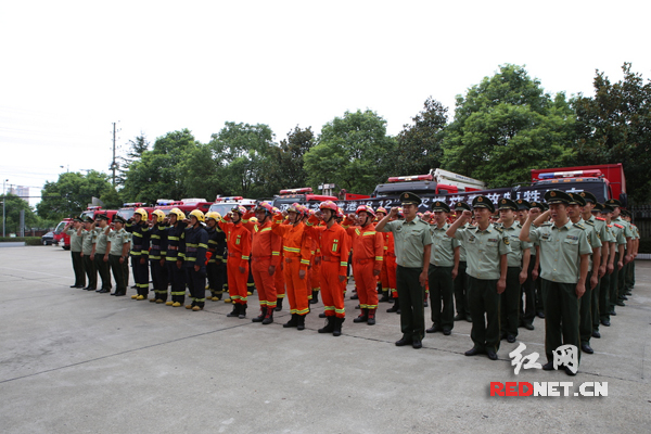 全体官兵高举右手,郑重宣誓
