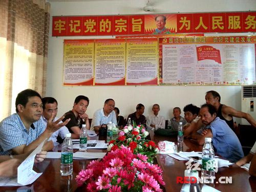 评审专家针对农民陈述的项目规划进行点评，并提出修改意见。