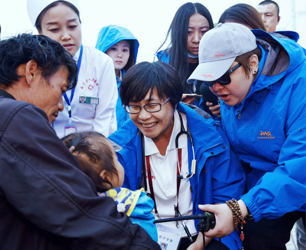 韩红在义诊现场