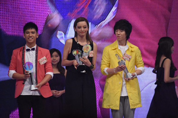 Shay柳妍熙上台领奖