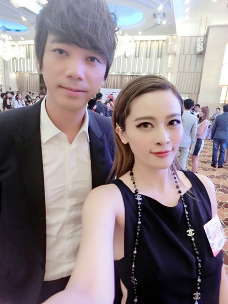 Shay柳妍熙与信合影