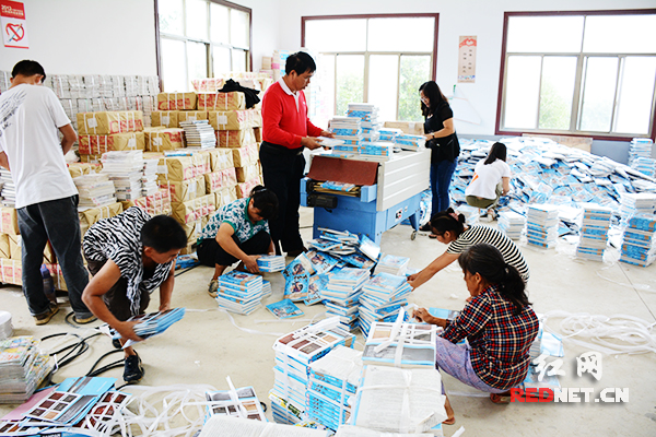 （8月19日，长沙上善助残服务中心，来自长塘村的周和平等残障人士在打包书籍，这份工作每月最多可为他们带来1800元左右的收入。